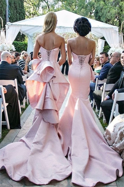 Vestidos de dama de honor con cola larga y corte sirena con volantes rosas