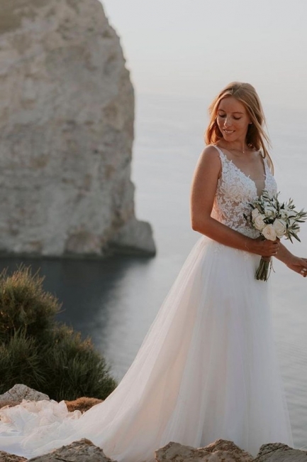 Vestidos de novia modestos de tul con tirantes, sin mangas, corte en forma de columna y largo hasta el suelo con apliques