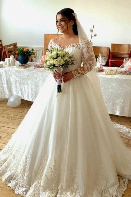 Robe de mariée trapèze à manches longues et décolleté en cœur avec tulle et dentelle