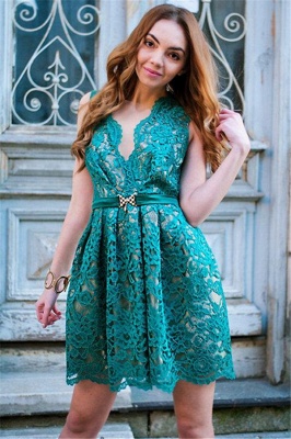 Sttlish Lace Sleeveless V-Neck Homecoming Dress_1