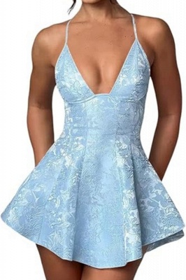 Elegante vestido de fiesta corto sin mangas con cuello halter en color azul cielo