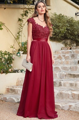 Lindo vestido de dama de honra em chiffon com decote em V e apliques