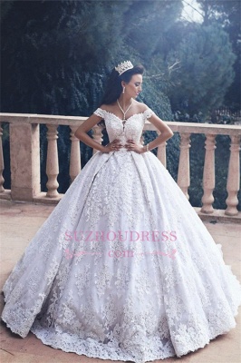 Vestido de novia estilo princesa con apliques de encaje y hombros descubiertos